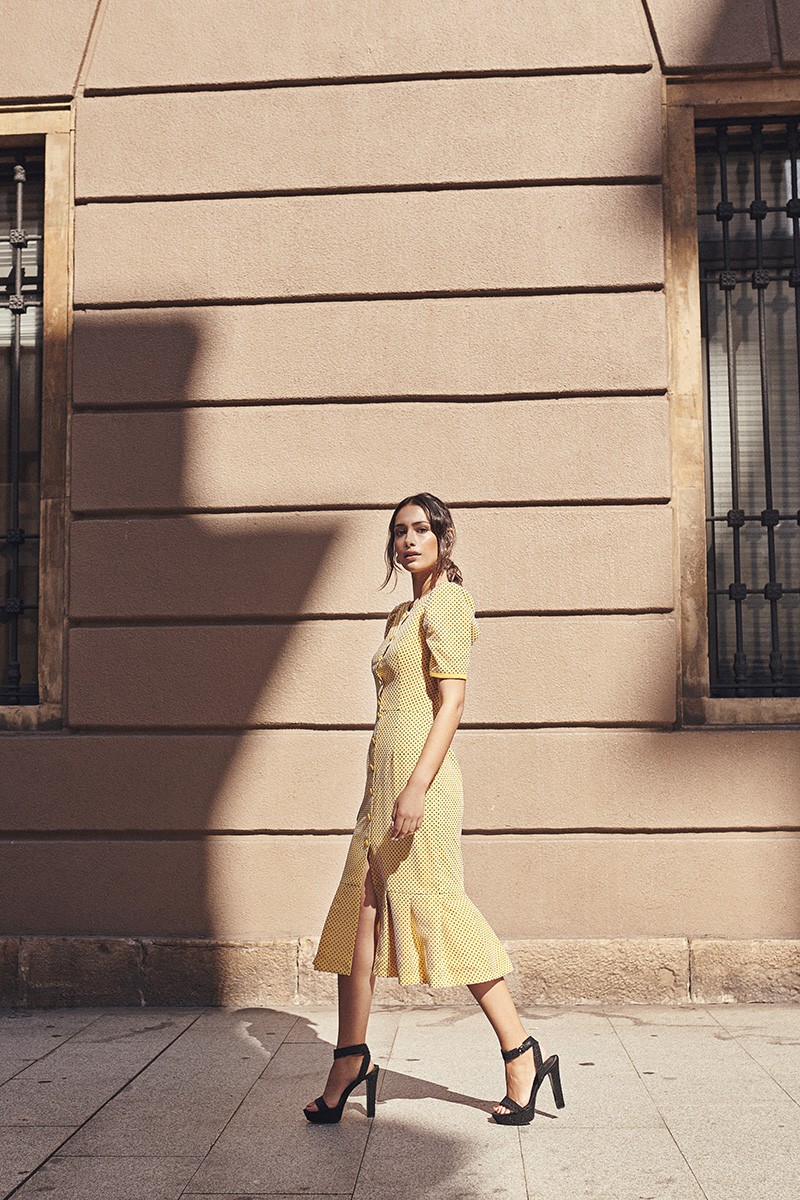 vestido abotonado de plumetti mostaza con falda con volante