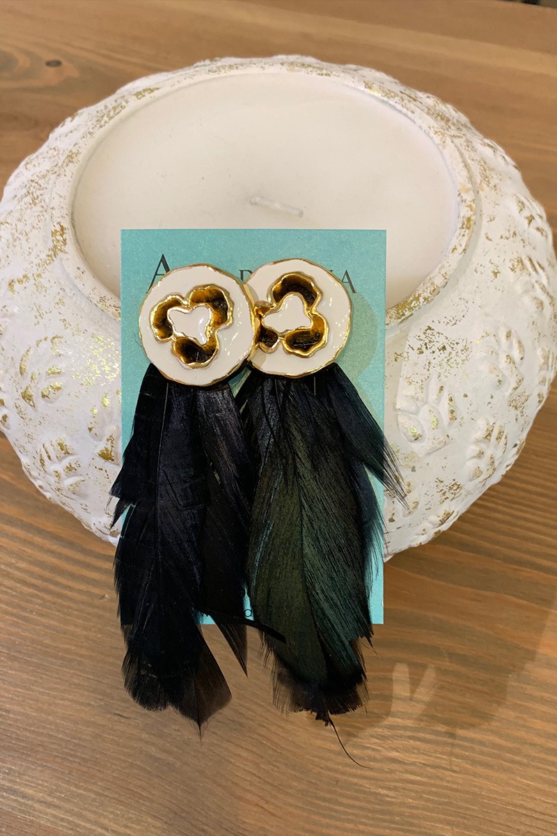 pendientes dorados con plumas negra para invitadas boda fiesta nochevieja navidad