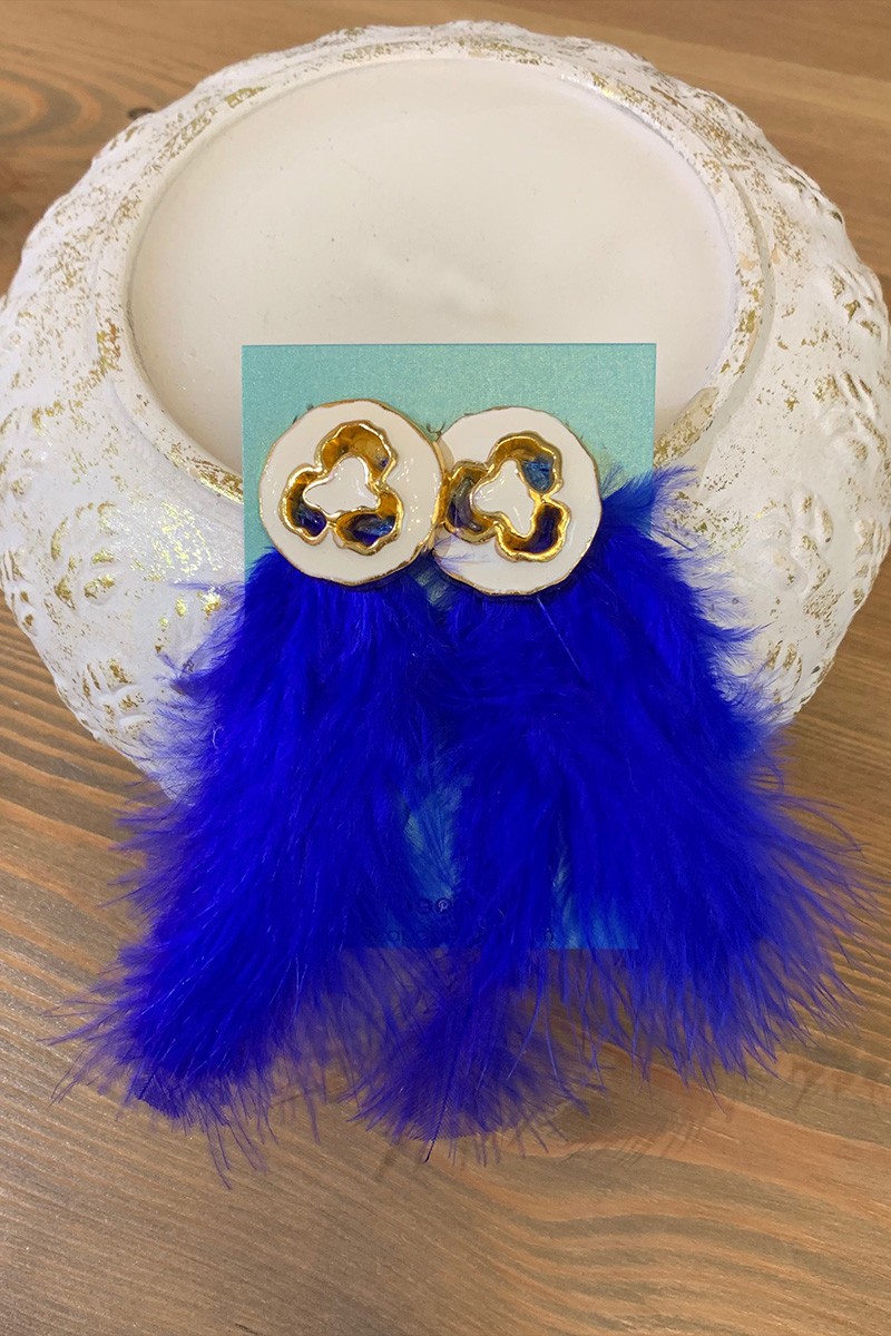 pendientes dorados con plumas azul klein para invitadas boda fiesta nochevieja navidad