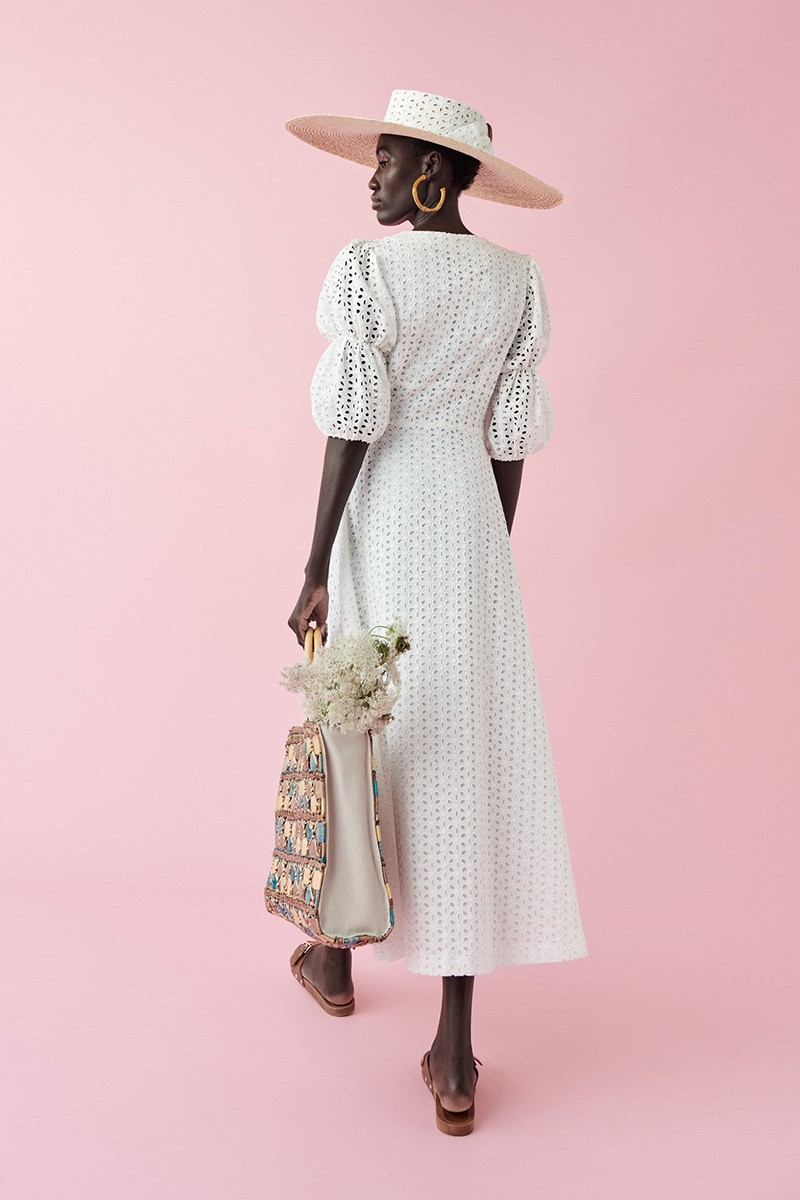 vestido camisero midi blanco troquelado y boton de madera con mangas globo 