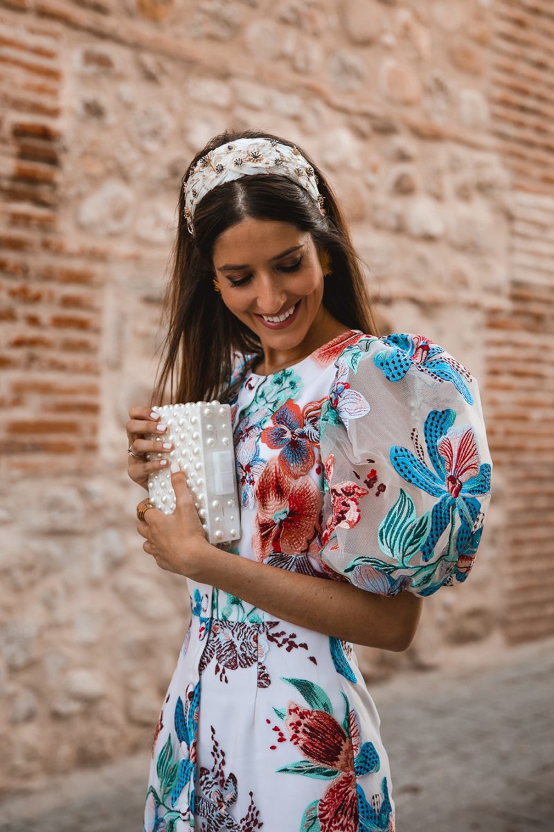 invitada perfecta con vestido midi bordado flores con  manga farol para invitadas boda fiesta comunion