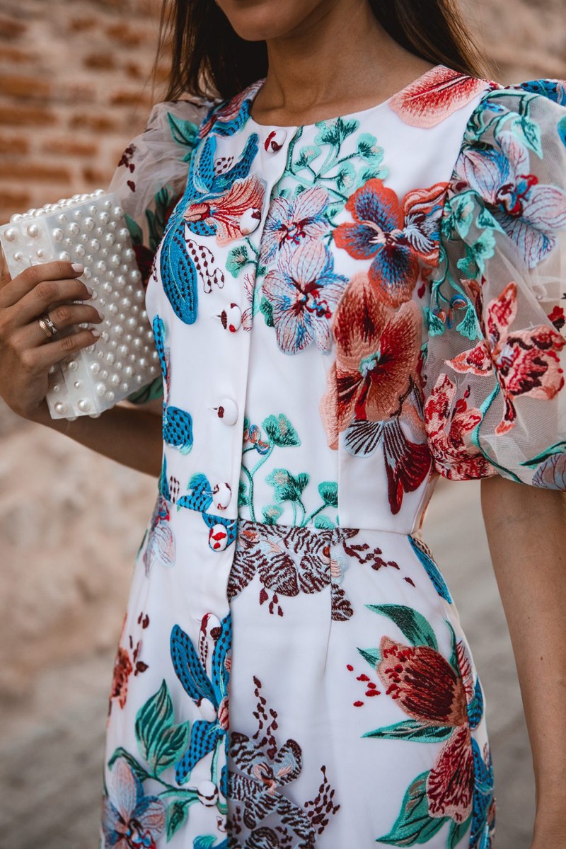 invitada perfecta con vestido midi tul bordado flores con  mangas abullonadas para invitadas boda fiesta comunion