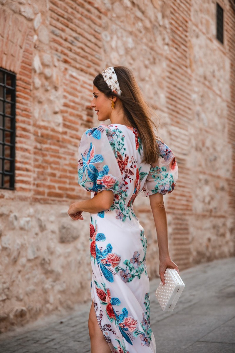 invitada perfecta con vestido midi bordado flores con  mangas abullonadas para invitadas boda fiesta comunion o madre de bautizo