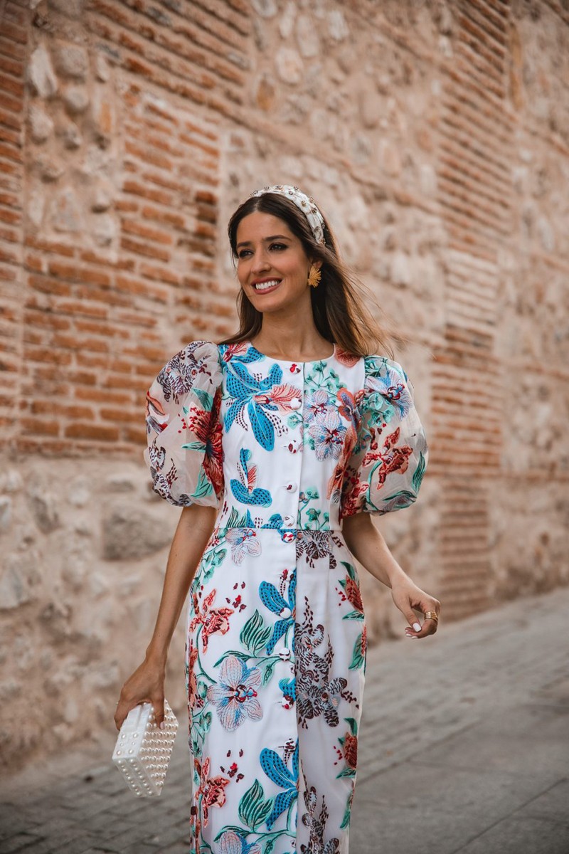 invitada perfecta con vestido midi bordado flores con  mangas abullonadas para invitadas boda fiesta madre de comunion