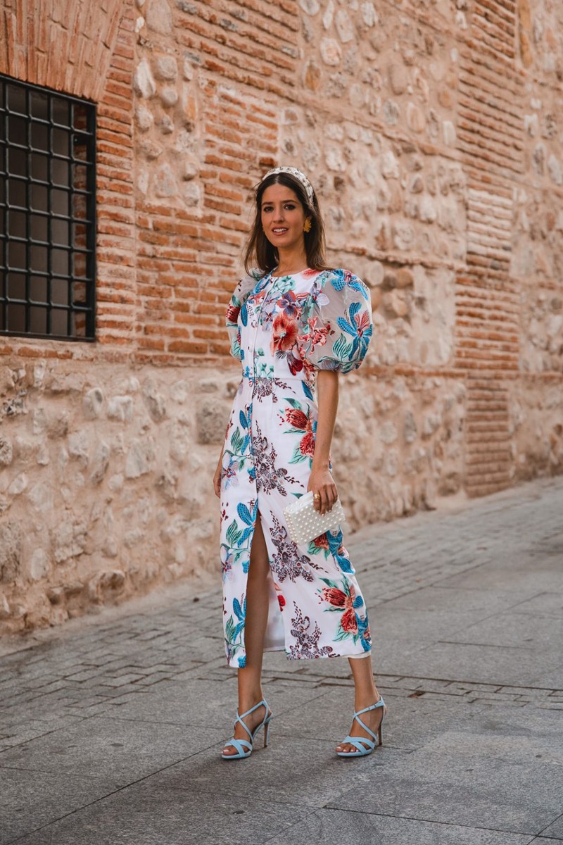 invitada perfecta con vestido midi bordado flores con  mangas abullonadas para invitadas boda fiesta comunion