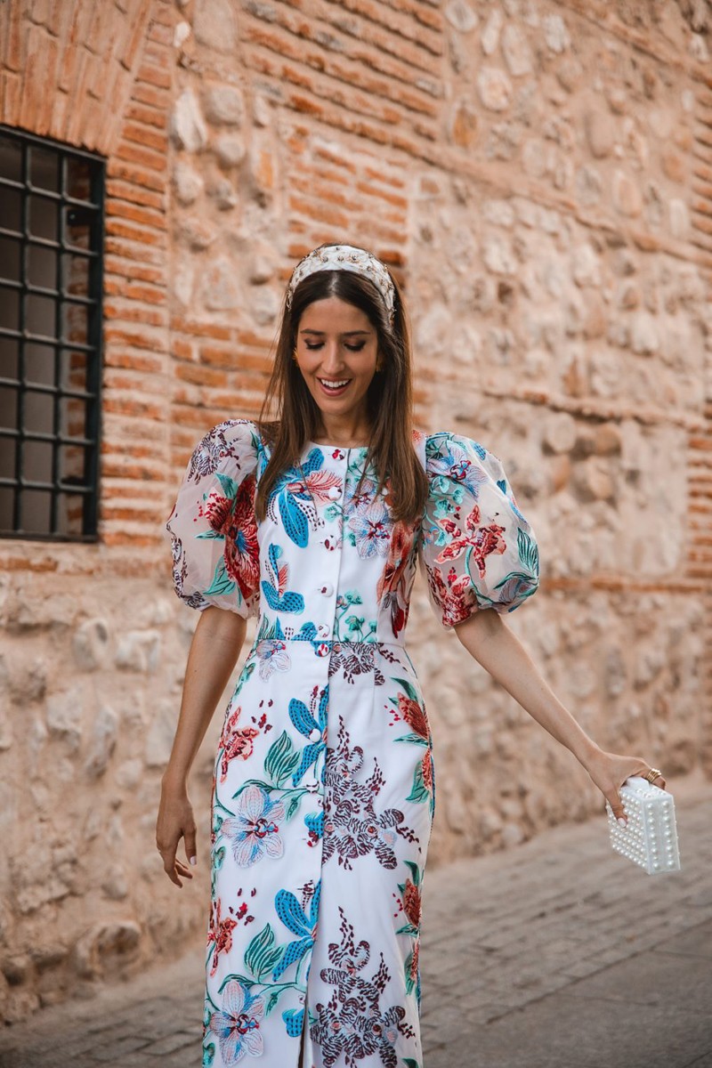 invitada perfecta con vestido midi bordado flores con  mangas abullonadas para  boda fiesta comunion