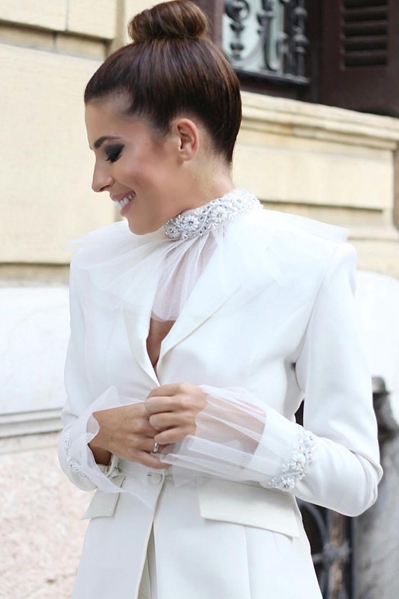 traje de chaqueta en crepe blanco y satén con americana cuello esmoquin y pantalón pitillo para novia civil o boda no convencional 