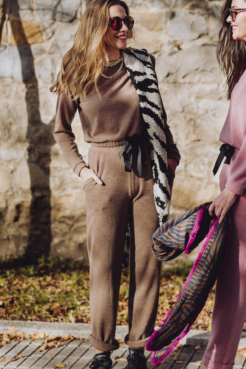 conjunto-de-punto-marron-camel-jersey-detalle-hombros-con-goma-pantalon-tobillero-chandal-homewear-apparentia-casual-otoño-invierno