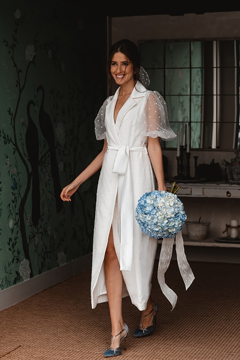 invitada perfecta con vestido de novia con plumetti y manga abullonada