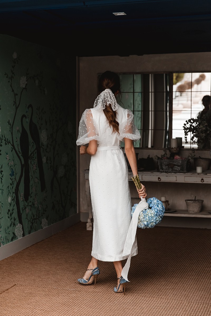 vestido blanco midi de plumetti bordado con manga abullonanda para boda civil de apparentia