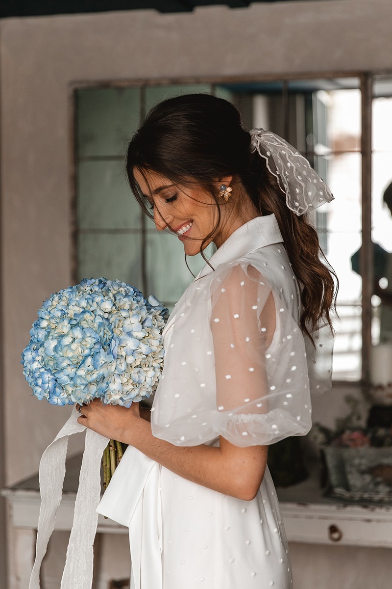 vestido blanco midi de plumetti bordado con manga abullonanda para boda civil de apparentia