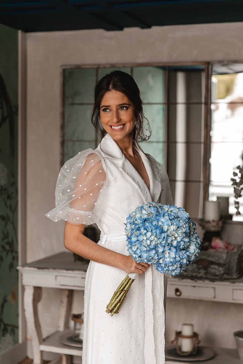 invitada perfecta con vestido de novia con plumetti y manga abullonada