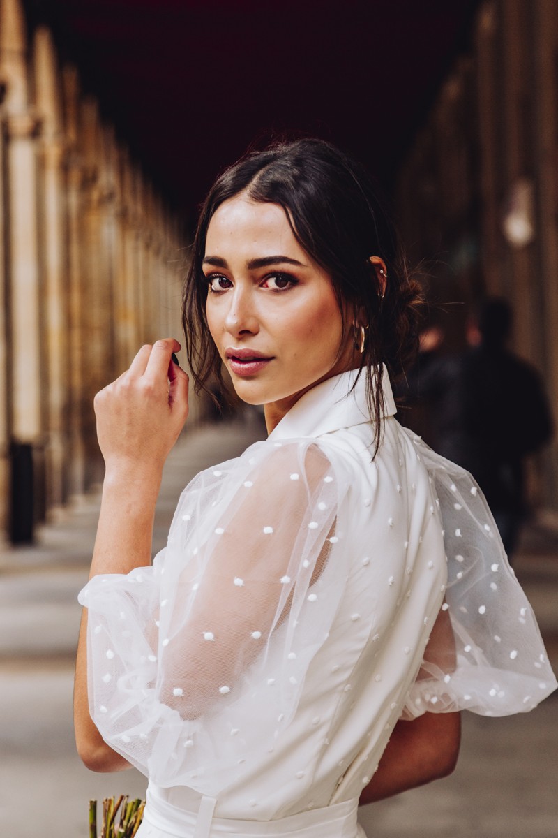 vestido blanco midi de plumetti bordado con manga abullonanda transparente para boda civil de apparentia