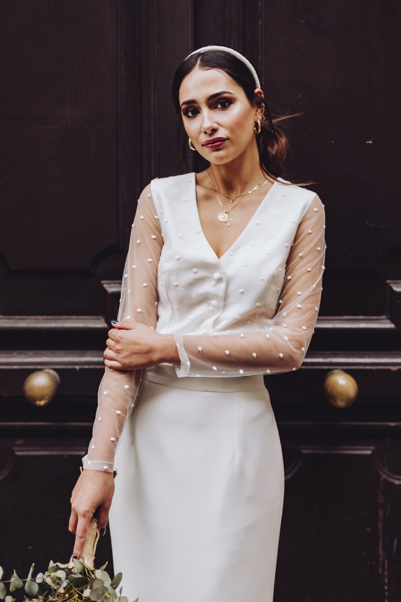 conjunto de falda midi blanca con plumas y blusa de plumetti manga larga con escote en pico para boda  civil