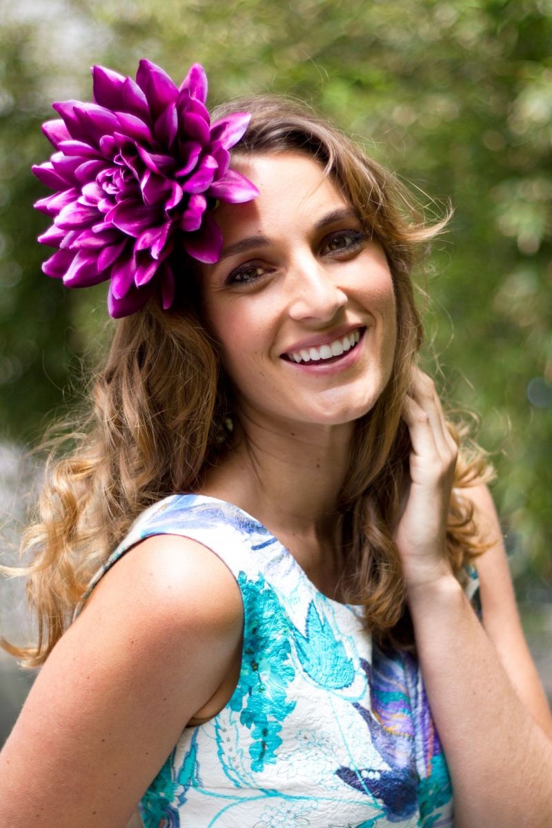 vestido de flores en color azul corto y entalla en la cintura con volante para boda fiesta o evento de apparentia