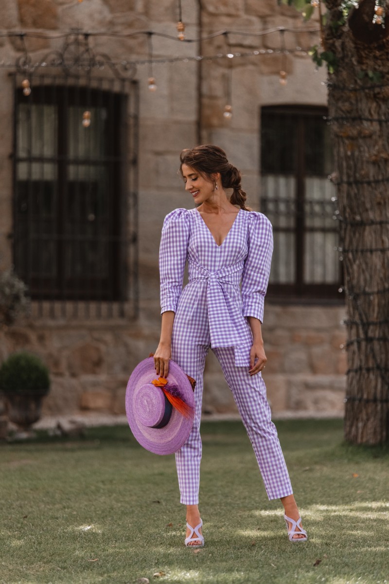 jumpsuit de fiesta cuadro vichy lila y blanco con manga abullonada invitadas fiesta