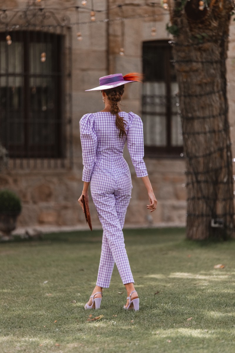 jumpsuit para boda cuadro vichy lila y blanco con manga abullonada invitadas fiesta