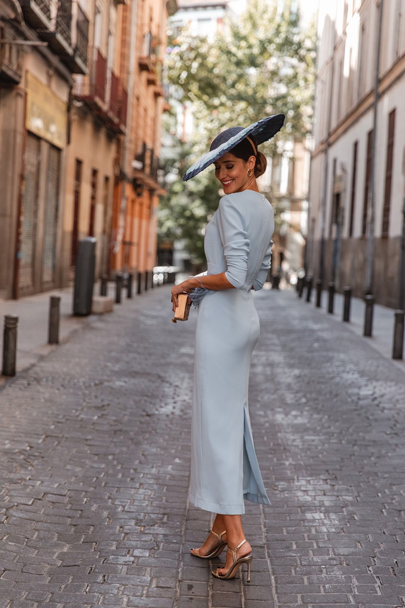 Vestido azul con manga larga y pluma en cintura y falda con largo tobillero para invitadas boda, madre de bautizo, comunion