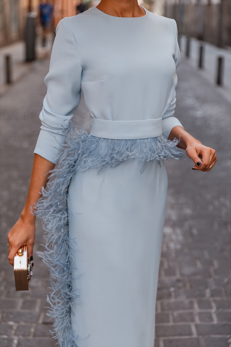 Vestido de fiesta azul de pluma en cintura y falda con largo tobillero para invitadas boda, madre de bautizo, comunion