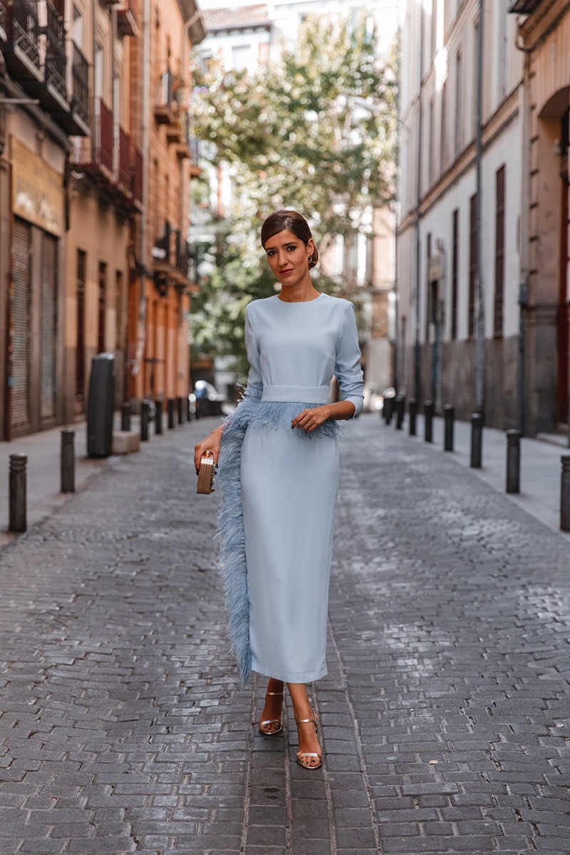 Vestido de madrina azul de pluma en cintura y falda con largo tobillero para invitadas boda, madre de bautizo, comunion