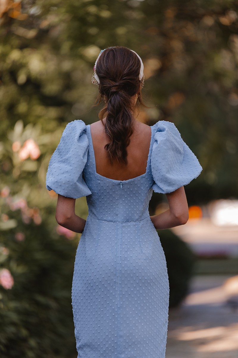 Vestido  plumetti azul con mangas abullonadas y volante