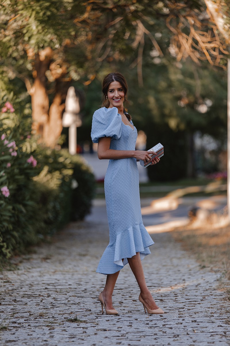 Vestido  plumetti azul con mangas abullonadas y volante invitadas fiesta