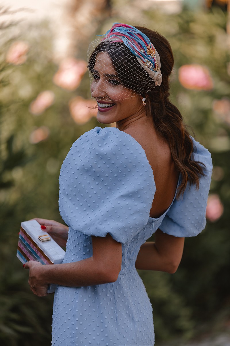 Vestido  plumetti azul con mangas abullonadas y volante  para invitadas boda