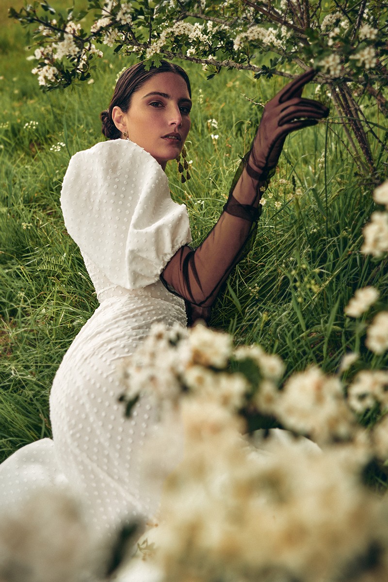 vestido plumetti blanco con mangas abullonadas y volante  para invitadas boda  verano 2021 