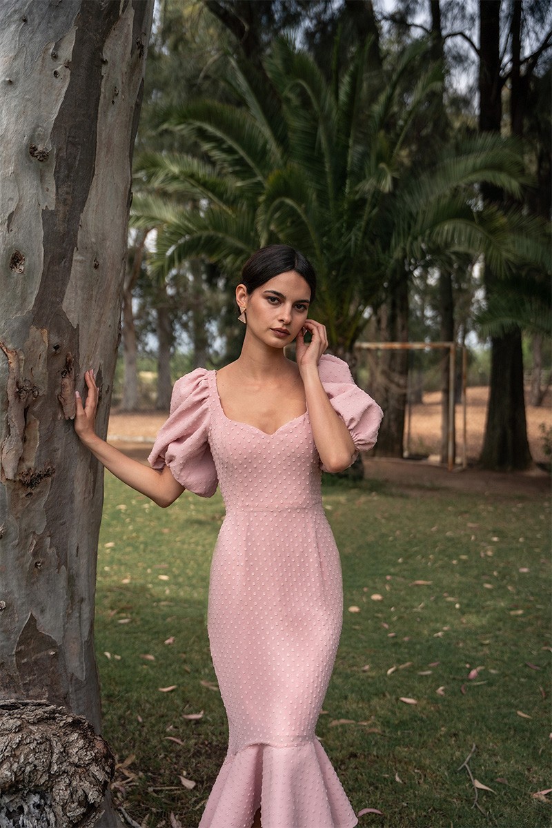 comprar vestido rosa palo con mangas abullonadas y volante  para invitadas boda  verano 2021 