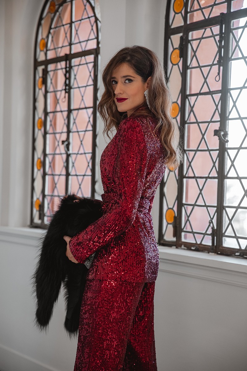 invitada perfecta con traje de blazer y palazzo de lentejuelas burdeos para boda invierno fiesta nochevieja