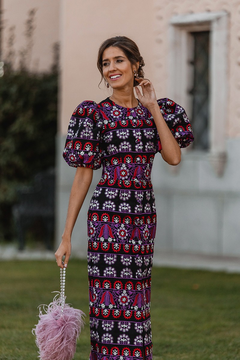 vestido de fiesta confeccionado en tejido de crepe negro con bordados para invitada a boda, bautizo, comunion, fiesta