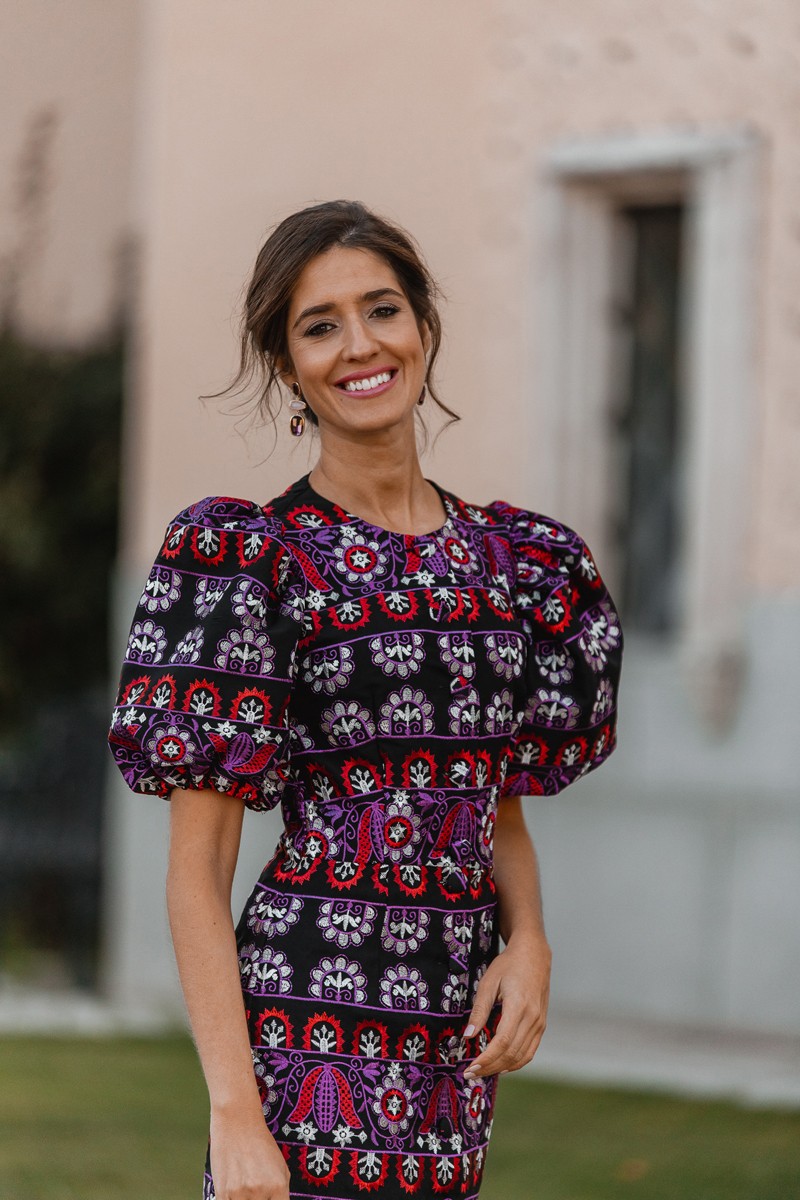 Precioso vestido de fiesta confeccionado en tejido de crepe negro con bordados para invitada a boda, bautizo, comunion, fiesta