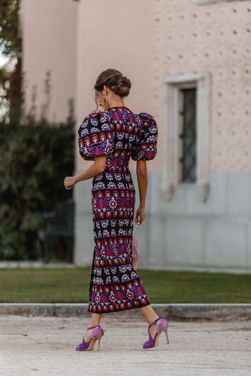 Precioso vestido de boda confeccionado en tejido de crepe negro con bordados para invitada , bautizo, comunion, fiesta