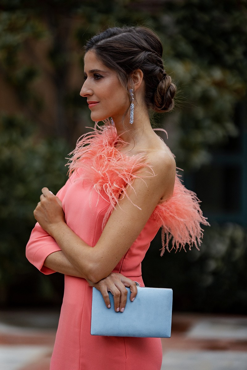 Vestido midi coral con escote asimetrico con boa de plumas y abertura en la falda para invitadas boda