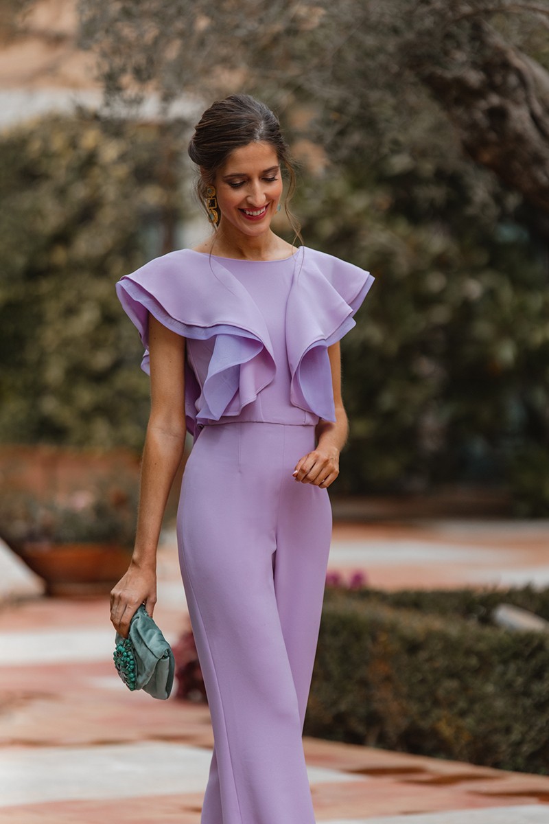 Mono de vestir con volantes en  crepe y organza lila con escote en la espalda en pico pantalon ancho para invitadas boda comunion fiesta coctel bautizo de apparentia collection online