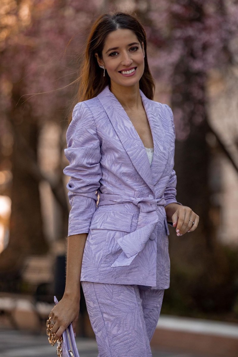 traje de americana y pantalon en jacquard brocado lila Blazer  con cuello esmoquin y cinturon para boda,  invitada, fiesta, celebracion, coctel, comunion invitada perfecta eventos