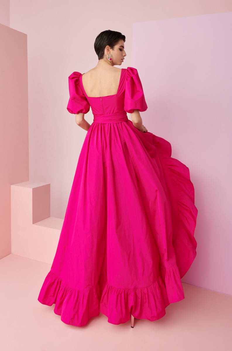 comprar online vestido de fiesta confeccionado en tafeta rosa fucsia con falda de gran volumen asimetrica con volante, escote corazon y mangas globo para invitada a boda, hermano del novio, hermana de la novia