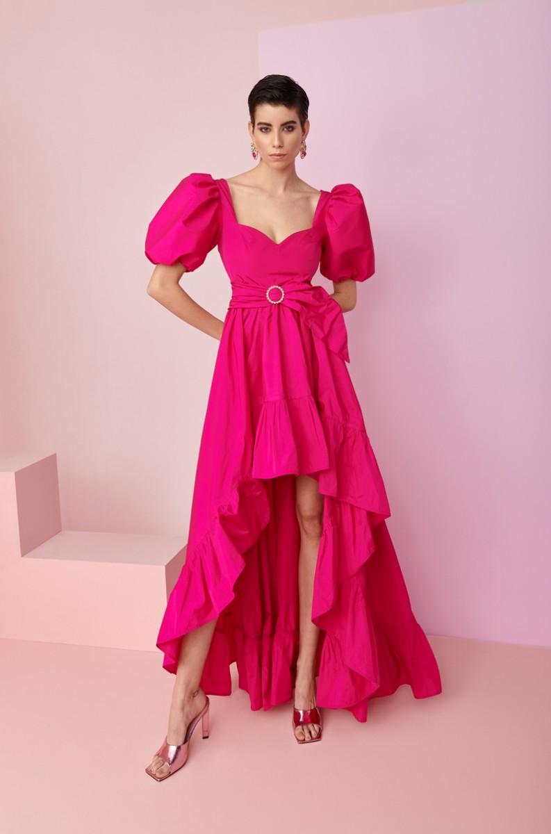 comprar vestido de fiesta confeccionado en tafeta rosa fucsia con falda de gran volumen asimetrica con volante, escote corazon y mangas globo para invitada a boda, hermano del novio, hermana de la novia