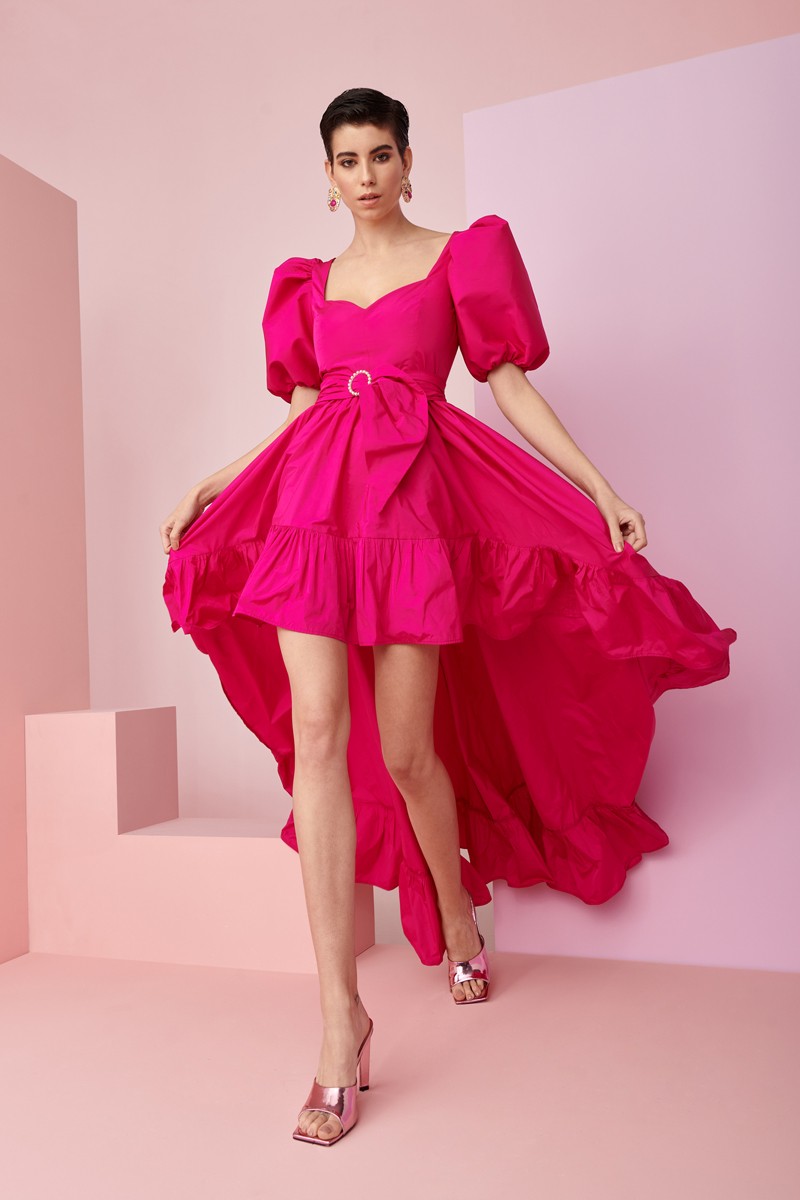 Espectacular vestido de noche confeccionado en tafeta rosa fucsia con falda de gran volumen asimetrica con volante, escote corazon y mangas globo para invitada a boda, hermano del novio, hermana de la novia, fiesta