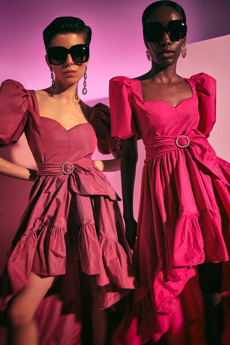 impresionantes vestidos de noche  en tafeta rosa con falda de gran volumen asimetrica con volante, escote corazon y mangas globo para invitada a boda, hermano del novio, hermana de la novia, fiesta