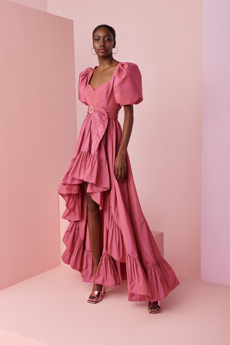 comprar online vestido largo confeccionado en tafeta rosa empolvado con falda de gran volumen asimetrica con volante, escote corazon y mangas globo para invitada a boda, hermano del novio, hermana de la novia, fiesta