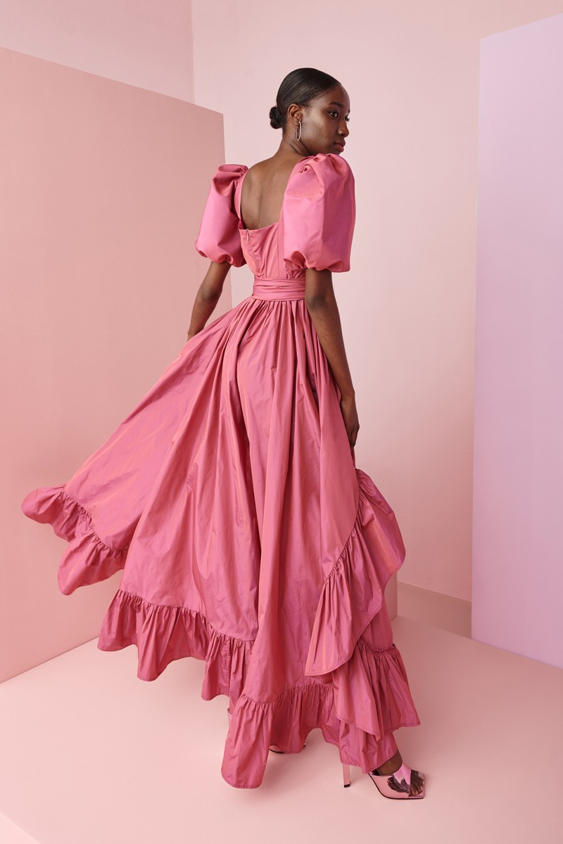 vestido de noche confeccionado en tafeta rosa empolvado con falda de gran volumen asimetrica con volante, escote corazon y mangas abullonadas para invitada a boda, hermano del novio, hermana de la novia, fiesta