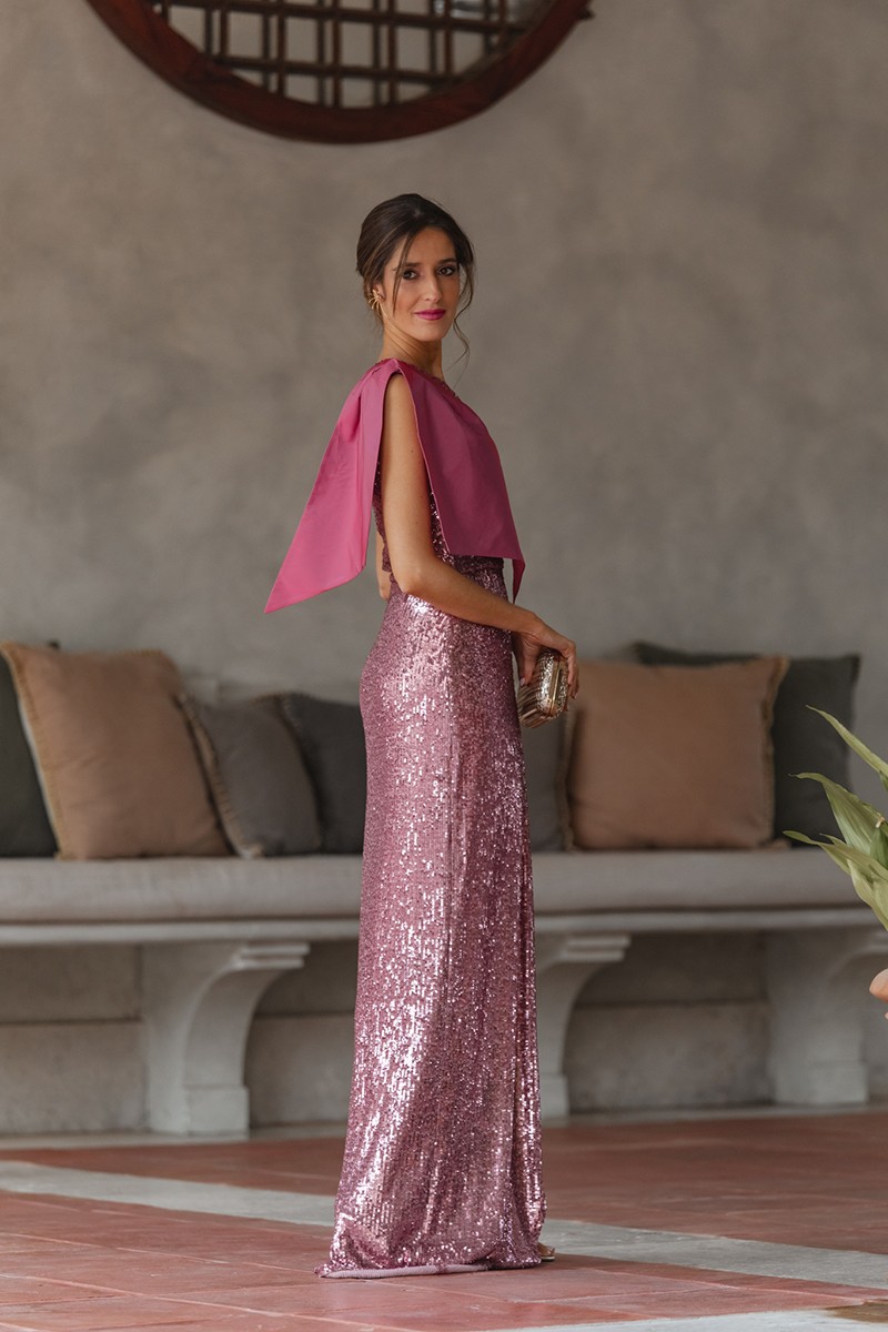 vestido de lentejuelas largo con escote asimetrico falda con abertura y lazo  de tafeta para invitada a boda de noche