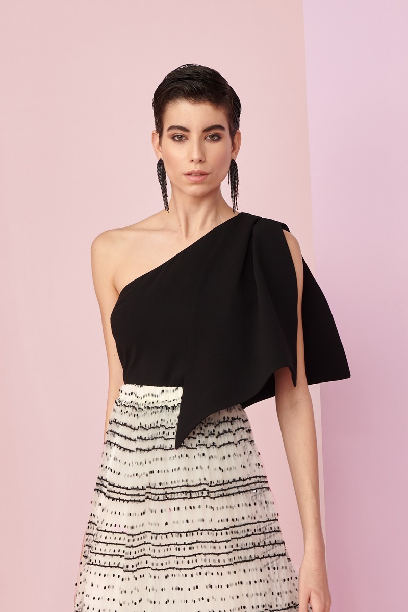 Top  asimetrico con lazada hombro de crepe negro para fiestas invitada de bautizo evento comunion graduacion boda de dia o noche