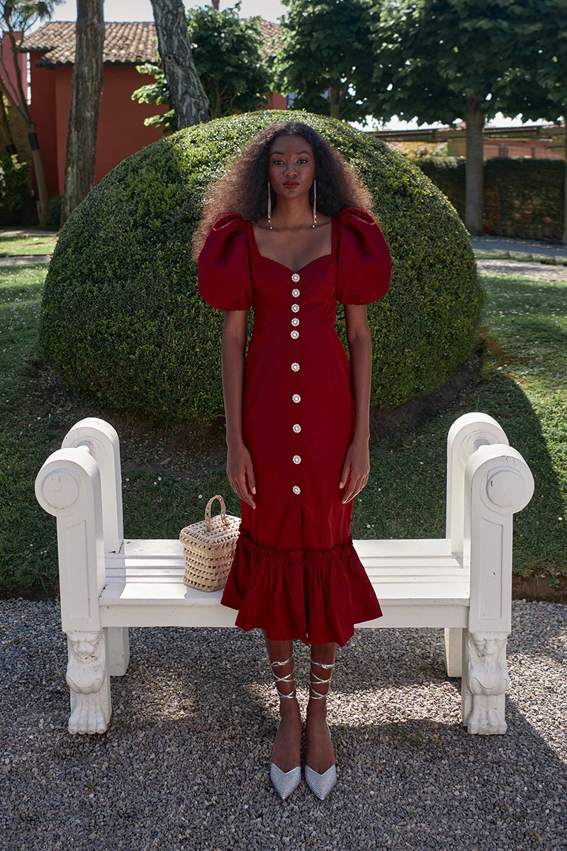 vestido de coctel en tafeta granate con escote corazon, botones joya, manga globo y volante abajo para invitada a boda, bautizo, comunion, verano, otoño, online