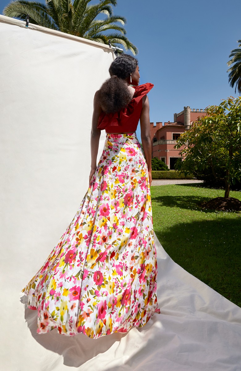 Falda larga confeccionado en crepe satén estampado de flores con gran abertura lateral para invitada a boda, bautizo, comunion, graduacion, fiesta o evento de verano