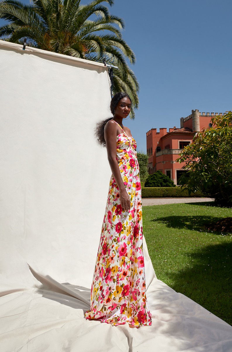 vestido largo de fiesta en saten de flores con escote corazon y manguitas de quita y pon para invitada a boda verano, graduacion, 