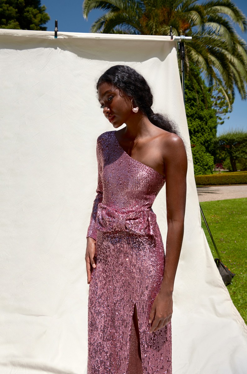 Vestido de invitada largo asimétrico de lentejuelas rosa palo con cinturon con lazo y abertura en la falda  para bodas de noche, fiesta, graduacion, evento, gala