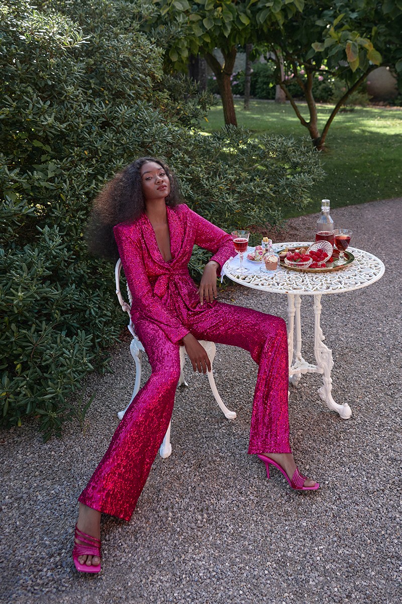  Traje chaqueta y pantalon con cuello esmoquin y palazzo, confeccionado en un precioso tejido de lentejuelas rosa fuerte para invitada a boda, evento, primavera, fiesta