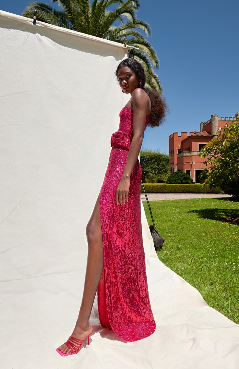 Vestido de fiesta largo asimétrico de lentejuelas rosa fucsia con cinturon con lazo y abertura en la falda  para invitadas bodas online